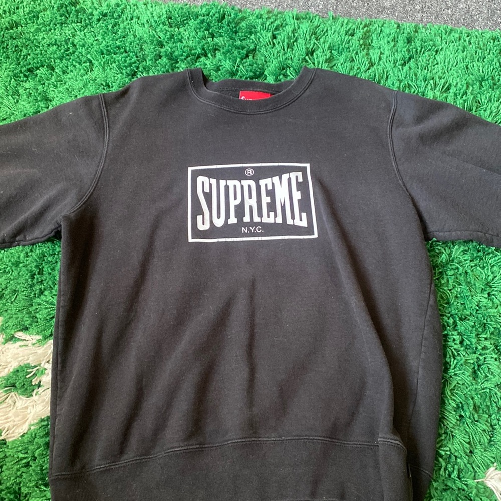 Great condition supreme crew neck 100% authentic